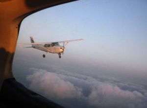 טיסת מבנה מעל העננים