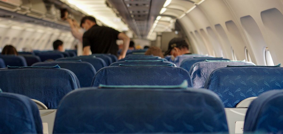 מדוע המושבים במטוסים כחולים